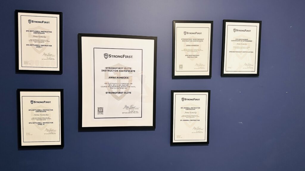 Zdjęcie ukazuje dyplomy zdobyte przez właścicielkę siłowni Annę Konecką.