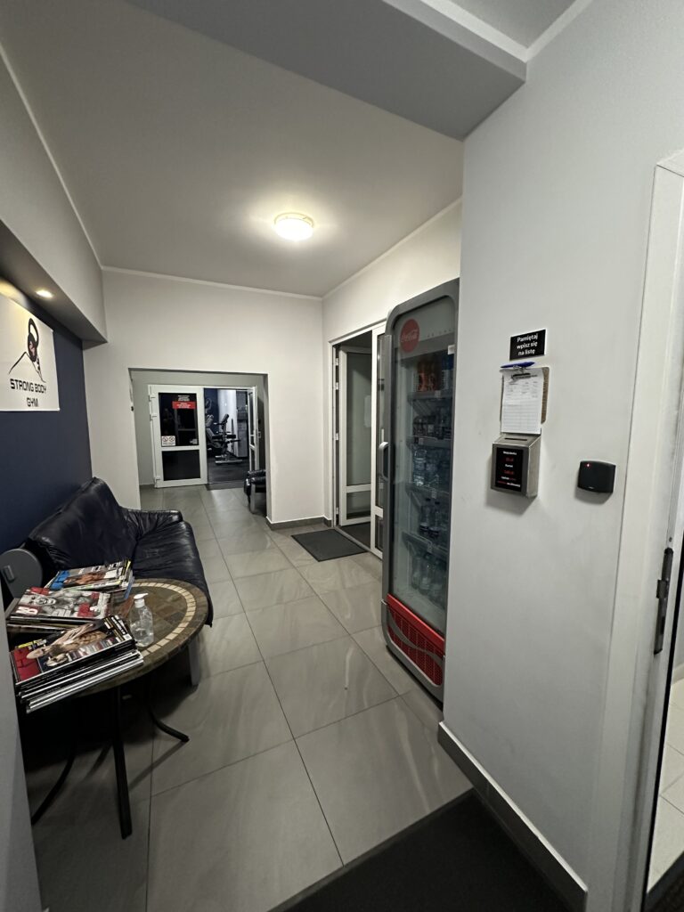 Na zdjęciu ukazany jest korytarz od którego można przejść do sali lub do wejścia/wyjścia.